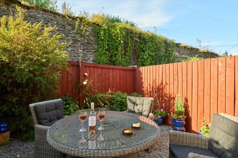 Patio, Garden, Balcony/Terrace, Food and drinks, Seating area, Dining area, Garden view, Drinks, Alcoholic drinks