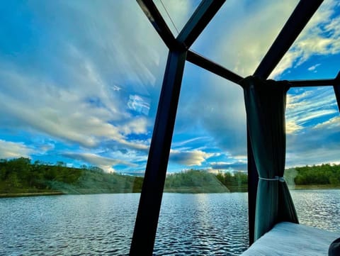 Aurora Hut - luksusmajoitus iglu tunturilammella Pohjois-Lapissa Nuorgamissa Chalet in Lapland