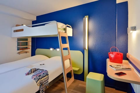 Bedroom, bunk bed