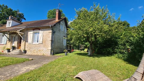 Maison tout confort avec jardin - CHANTILLY, SENLIS, PARC ASTERIX, PARIS CDG Casa in Chantilly