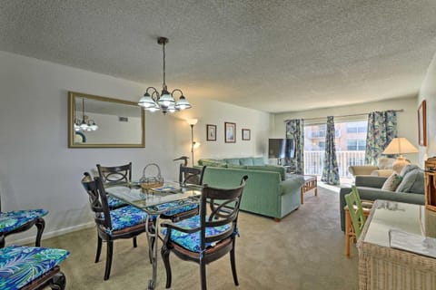 Central Cocoa Beach Condo with View, Steps to Beach! Eigentumswohnung in Seacrest Beach