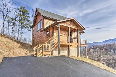 Smoky Mountain Hideaway with Hot Tub, Deck and Views! House in Gatlinburg