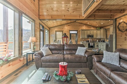 Smoky Mountain Hideaway with Hot Tub, Deck and Views! Maison in Gatlinburg