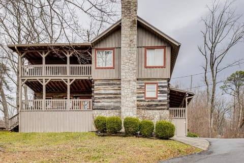 Spacious Gatlinburg Cabin with Hot Tub and Game Room! Cabin in Gatlinburg