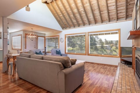 Idyllic Coastal Haven - Whale Watch in Depoe Bay! Apartment in Depoe Bay