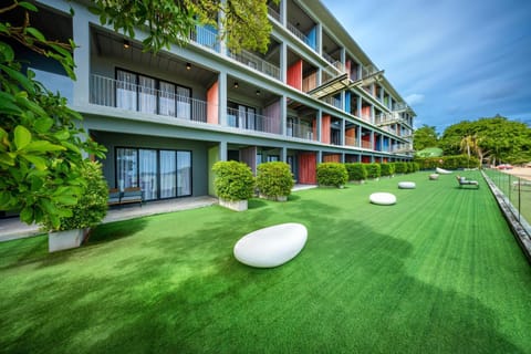 Property building, Day, Balcony/Terrace, Garden view