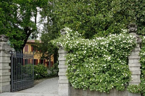 Property building, Facade/entrance, Garden