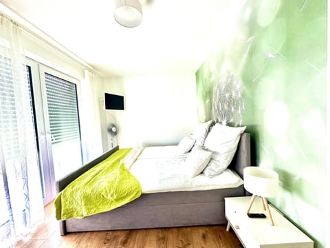 Panorama Penthouse Apartment mit Klima und Whirlpool für bis zu 6 Personen Condo in Frankenthal