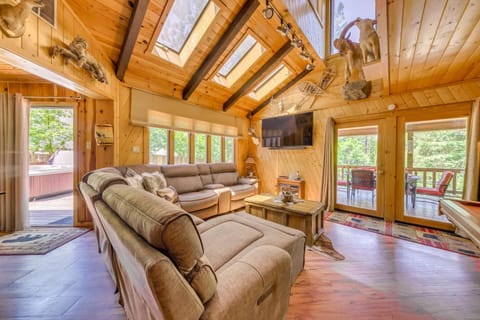 Unique Bear Country Cabin in Ruidoso with Hot Tub! House in Ruidoso