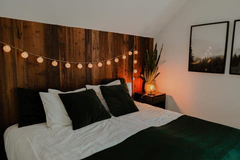 Bed, Photo of the whole room, Decorative detail