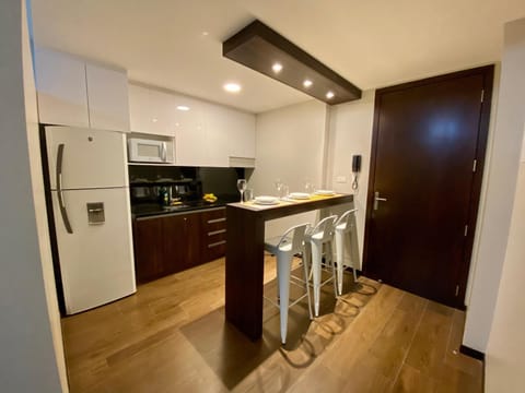 Kitchen or kitchenette, minibar, oven, stove