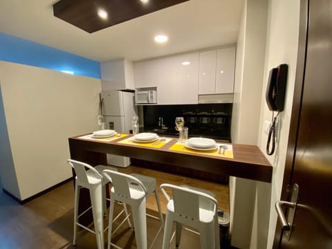 Kitchen or kitchenette, Dining area, minibar, oven, stove, toaster