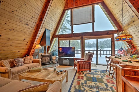 Lakefront Bolton Alderbrook Chalet with Fire Pit! Haus in Bolton