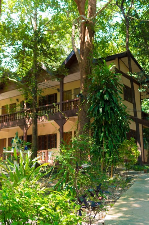 The Lost Resort Bed and Breakfast in Phe