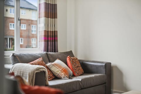 London Heathrow Living Holywell Serviced Houses - 3 and 4 bedrooms By Ferndale Apartment in Runnymede District