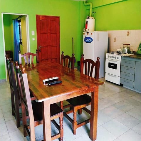 Kitchen or kitchenette, Dining area, minibar, oven, stove