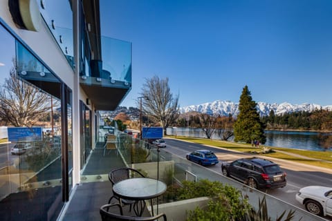 TAHUNA LAKEFRONT LUXURY, Central Location Condo in Queenstown