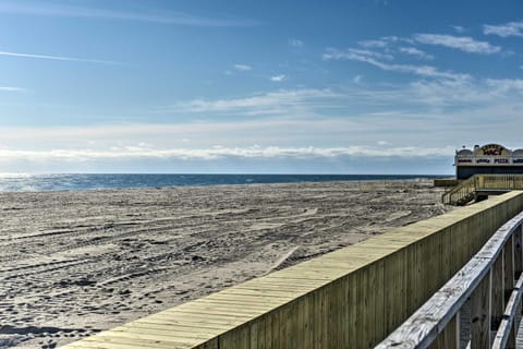 Gulf Coast Cottage - Walk to Beach and Boardwalk! Haus in Point Pleasant Beach