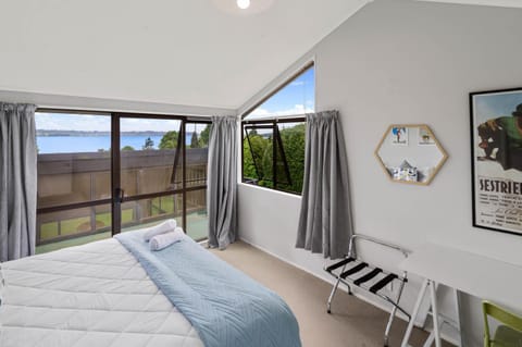 The Bird House - Kawaha Point, Rotorua. Stylish six bedroom home with space, views and relaxed atmosphere House in Rotorua