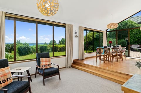 The Bird House - Kawaha Point, Rotorua. Stylish six bedroom home with space, views and relaxed atmosphere House in Rotorua