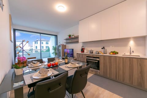 Kitchen or kitchenette, Dining area