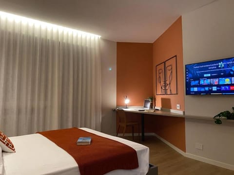 Bed, TV and multimedia, Bedroom