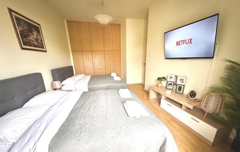 Bed, TV and multimedia, Bedroom