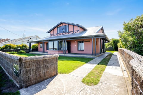 Beachfront Bliss - Wi-fi Bbq Group House Casa in Victor Harbor
