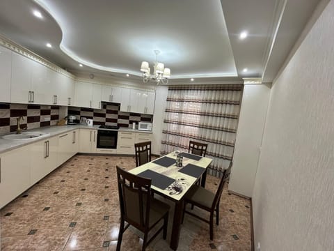 Kitchen or kitchenette, Dining area, minibar, pet friendly, stove