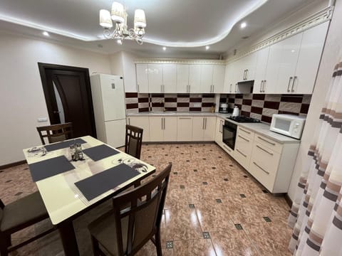 Kitchen or kitchenette, Dining area, dishwasher, minibar, pet friendly, stove