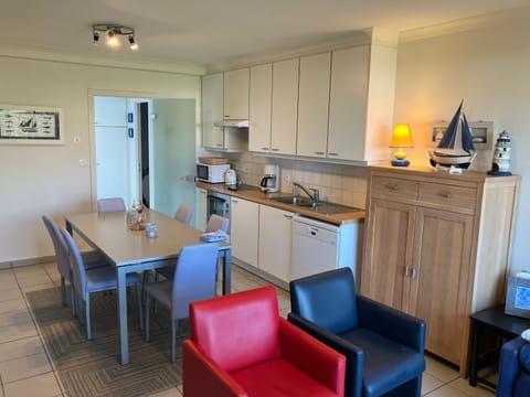 Kitchen or kitchenette, Dining area, Communal kitchen