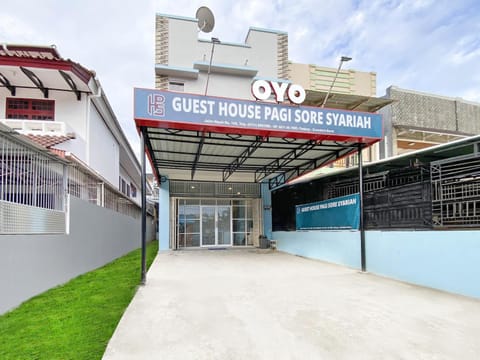 OYO 3160 Guesthouse Pagi Sore Syariah Hotel in Padang