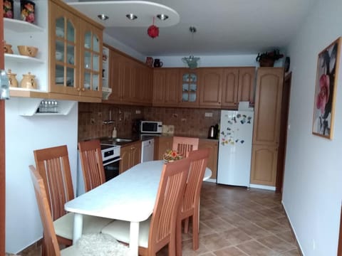 Kitchen or kitchenette, Dining area, Communal kitchen