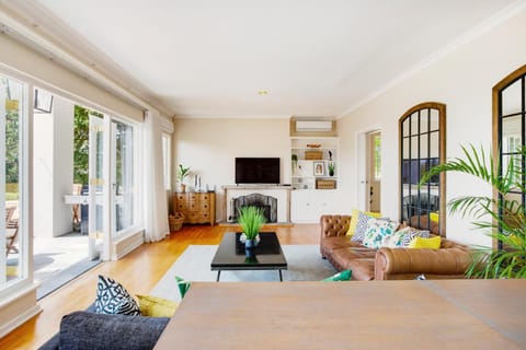 TV and multimedia, Living room, Seating area, air conditioner