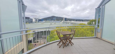 Entire Spacious Apartment in the HEART of Canberra! Condominio in Canberra