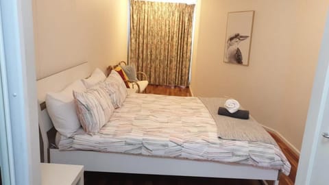Entire Spacious Apartment in the HEART of Canberra! Condo in Canberra