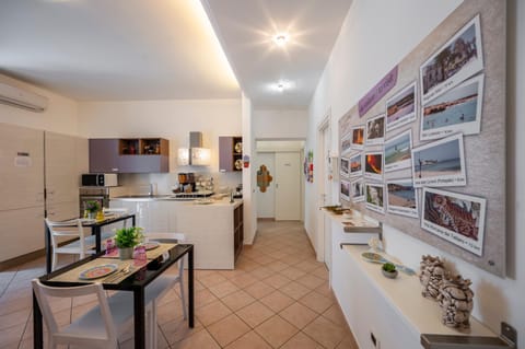 Kitchen or kitchenette, Dining area, minibar, pet friendly