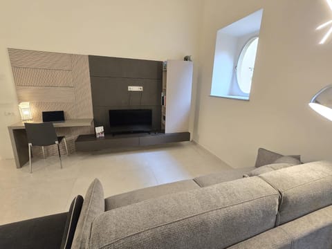 TV and multimedia, Living room, Seating area, Bedroom