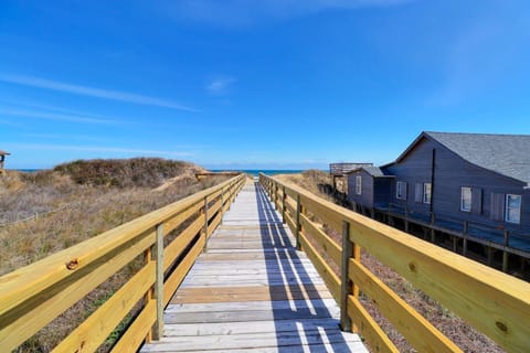 6024 Sea Monster Oceanfront Dog Friendly Casa in Nags Head