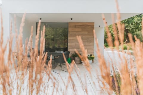 Property building, Patio, Patio, Facade/entrance