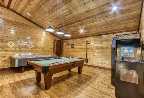 Mystical Creek Pool Lodge #600 House in Cosby