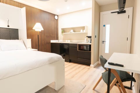 Bed, TV and multimedia, Coffee/tea facilities, Kitchen or kitchenette, Photo of the whole room, microwave
