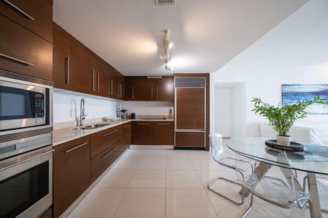 Kitchen or kitchenette, Dining area, Communal kitchen