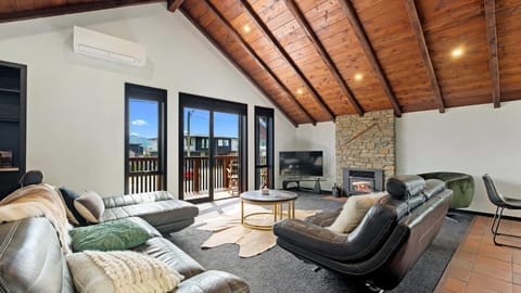 Mountain View Chalet House in Wanaka