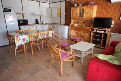 Domaine de vacances à 600m de la plage -animations piscines en supplément -villa climatisee 3 chambres 7 à 9 couchages, WIFI terrasse parking LRTAMI21 Villa in Portiragnes