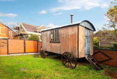 Artist's Retreat - Old Signal Box - Private Sauna House in Mendip District