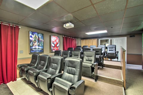 Big Home Game Room, Hot Tub and 17-Seat Theater House in Massanutten