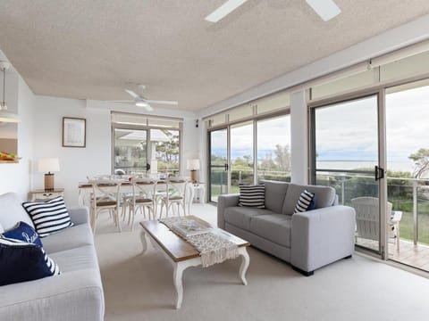 The Helm 2 Stunning waterfront unit with Air Conditioning Condo in Shoal Bay