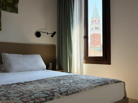 Bed, Photo of the whole room, Bedroom, City view