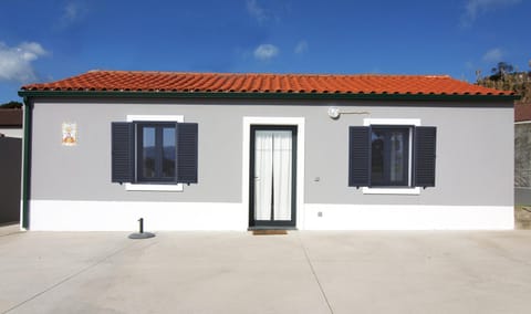 2 bedrooms house at Praia do Almoxarife 300 m away from the beach with sea view terrace and wifi Casa in Azores District